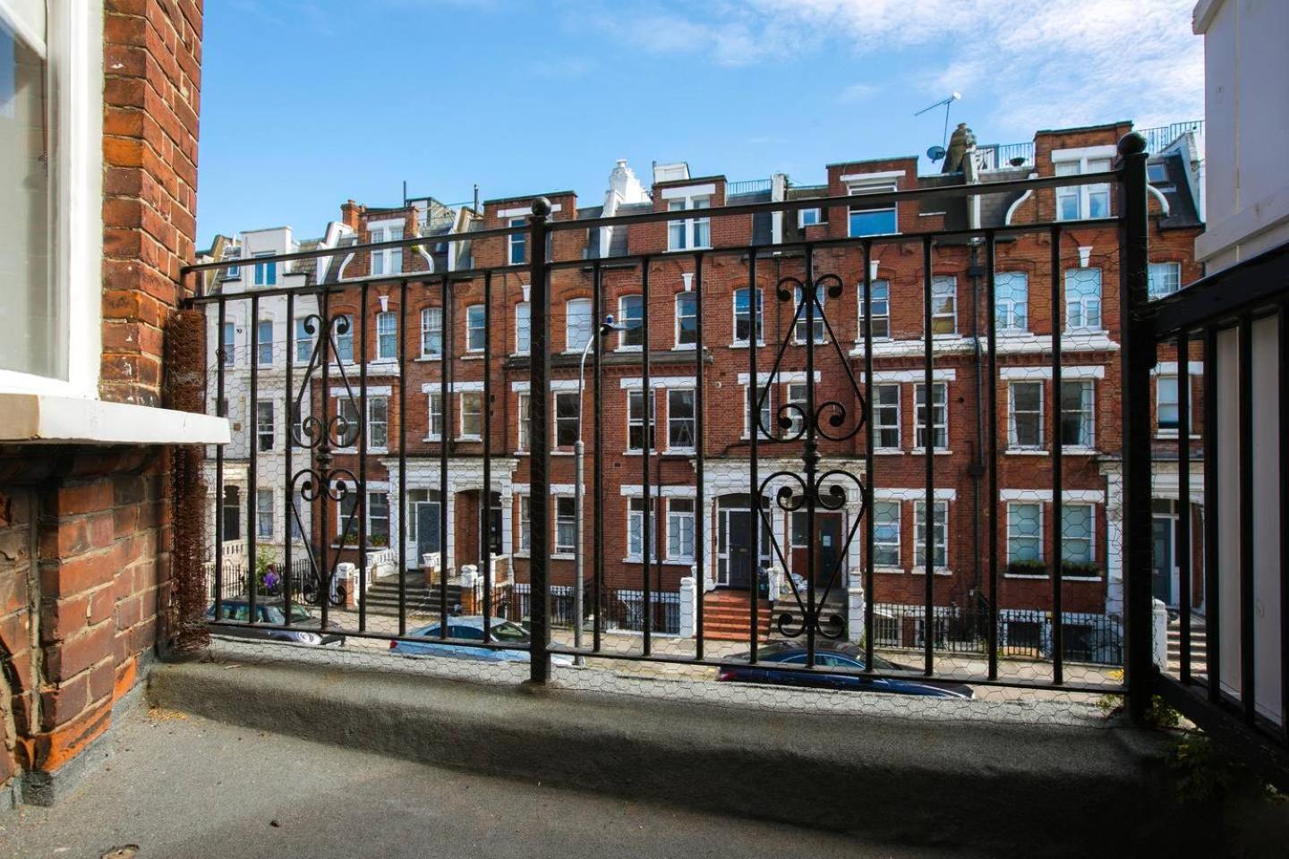 Guestready - West Kensington Home W/Balcony Londen Buitenkant foto